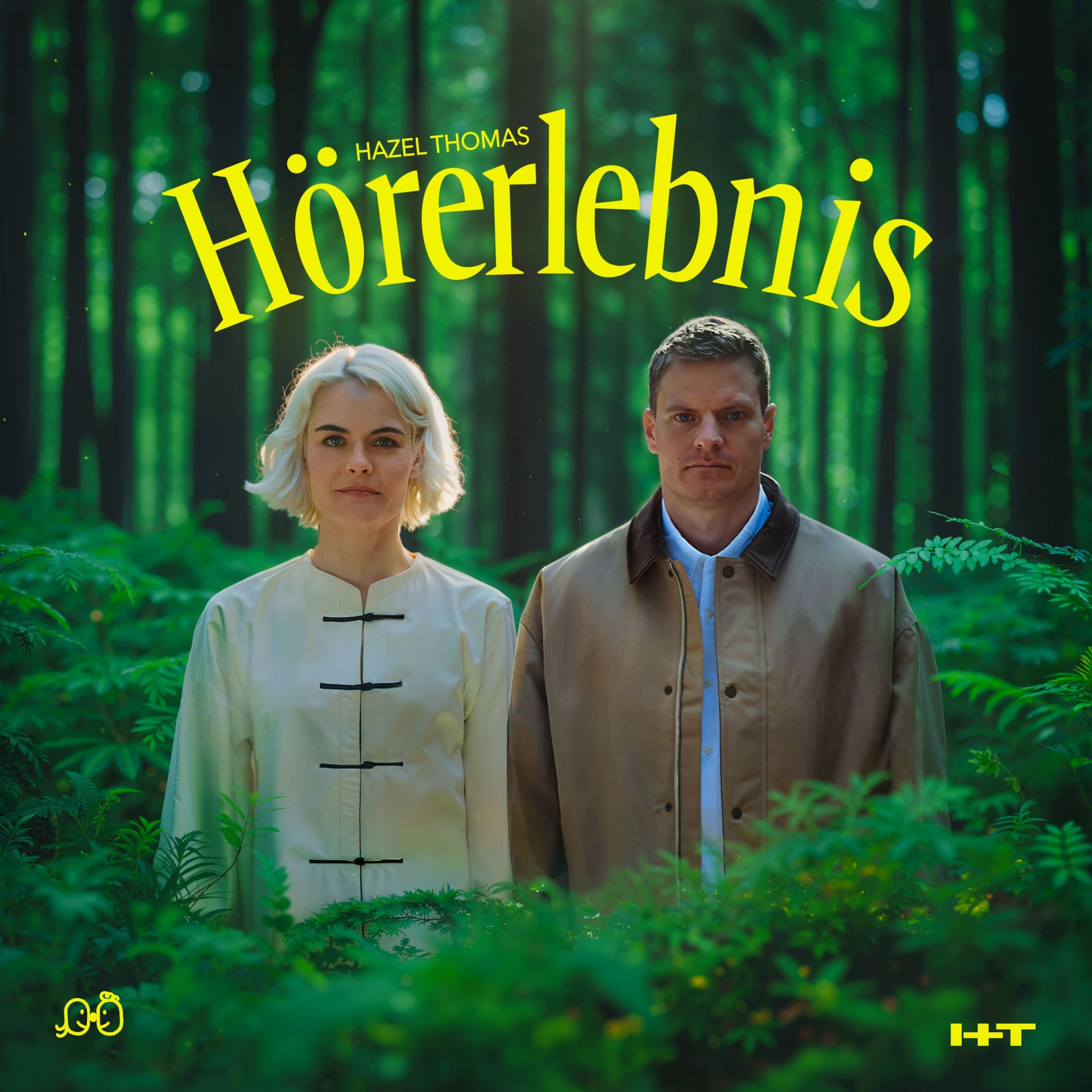 Foto Hazel Brugger und Thomas stehen im Wald