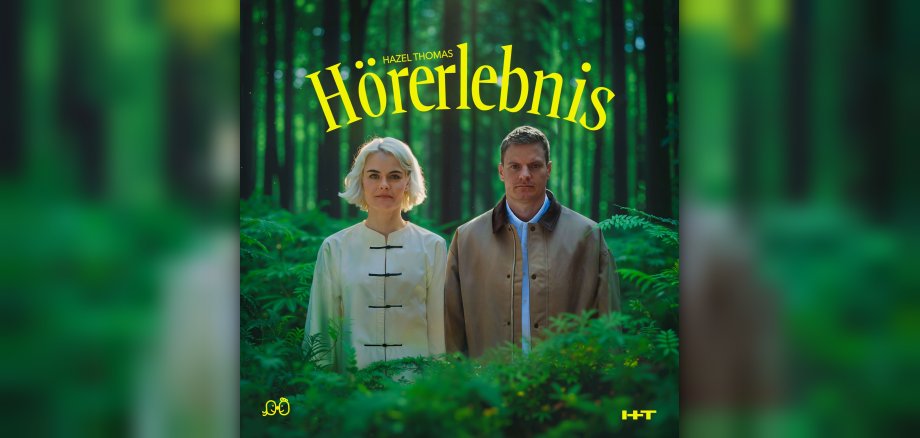 Foto Hazel Brugger und Thomas stehen im Wald