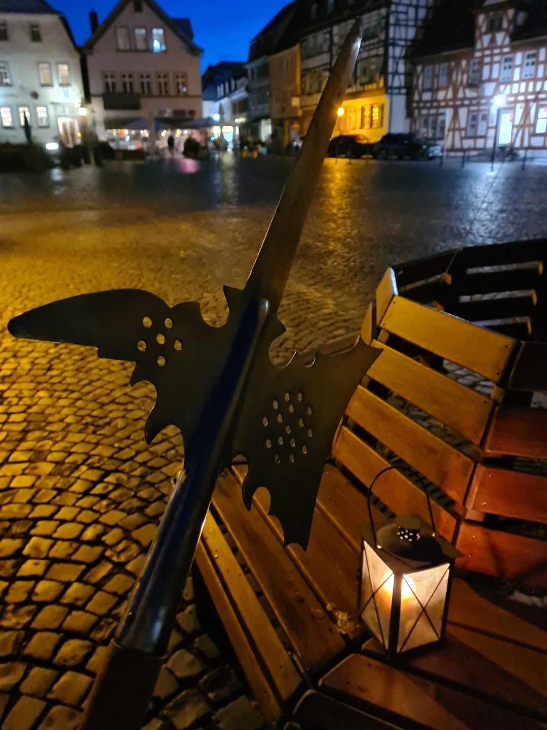 Hellebarde des Nachtwächters am nächtlichen Marktplatz