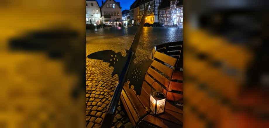 Hellebarde des Nachtwächters am nächtlichen Marktplatz