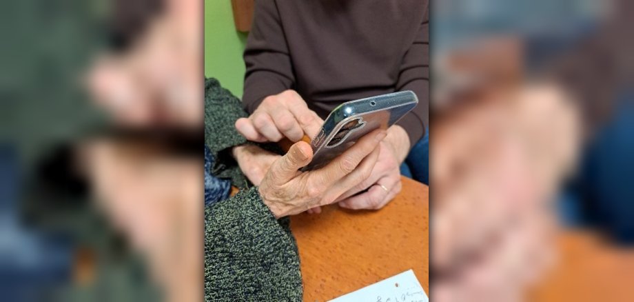Handy in Seniorenhänden