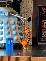 Dugga-doo vor Dalek stehend