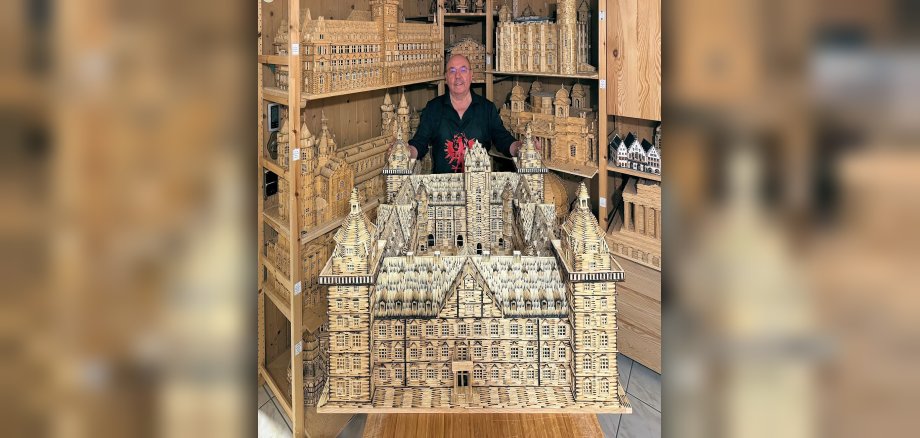 Franz Gruber hinter seinem Aschaffenburger Schloss aus Streichhölzern