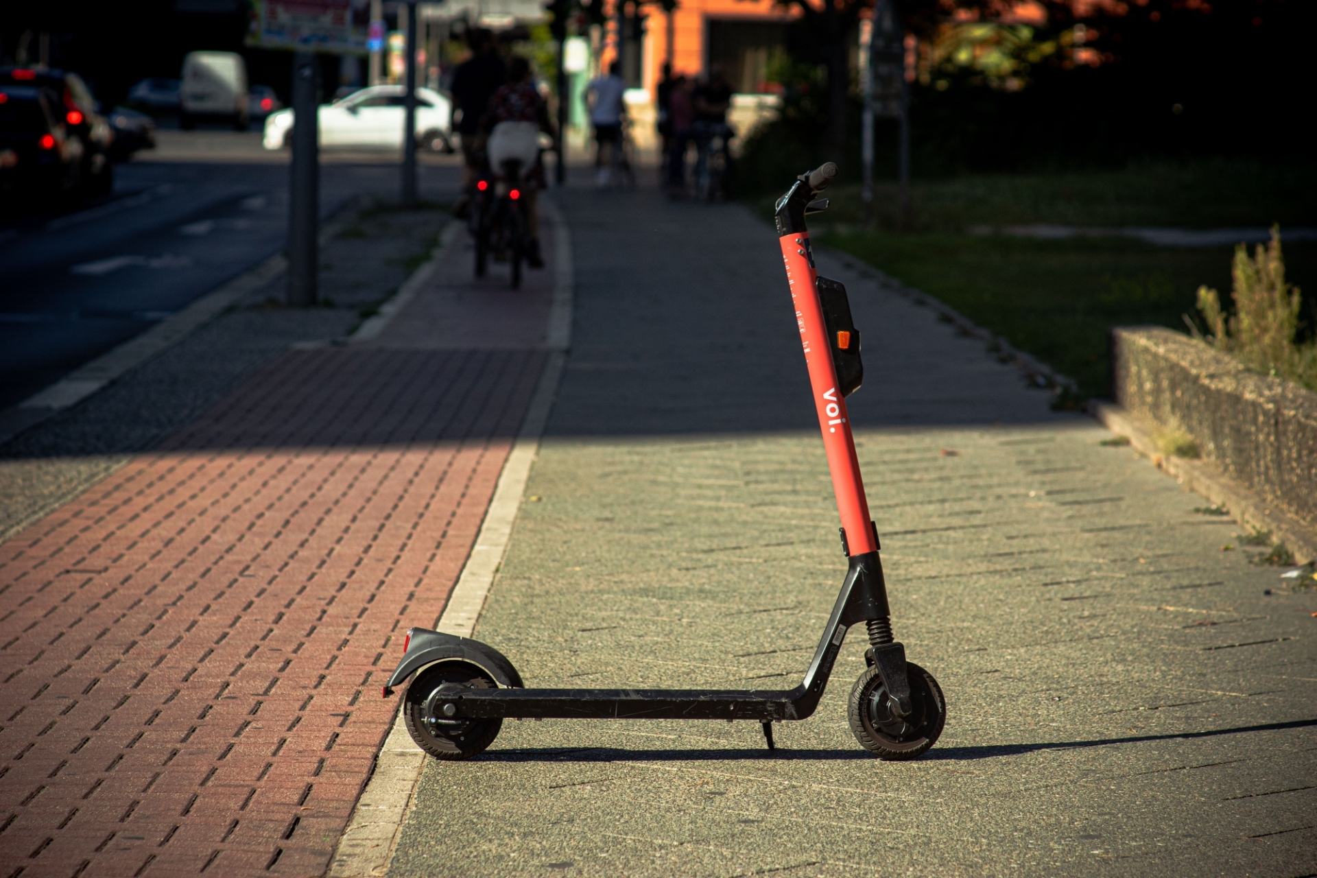 E-Scooter auf Gehweg stehend