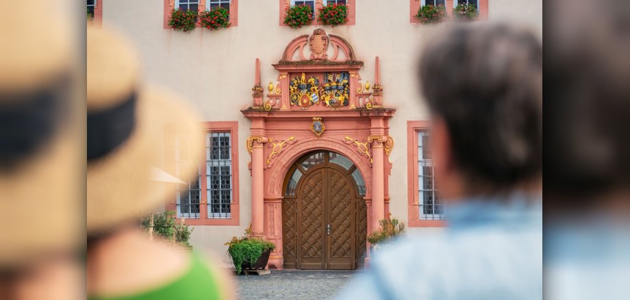 Personen vor Tor des Rathauses