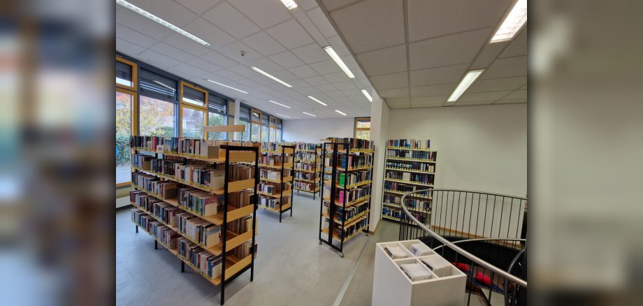 Bücherregale mit Büchern im Inneren der UmStadtBücherei
