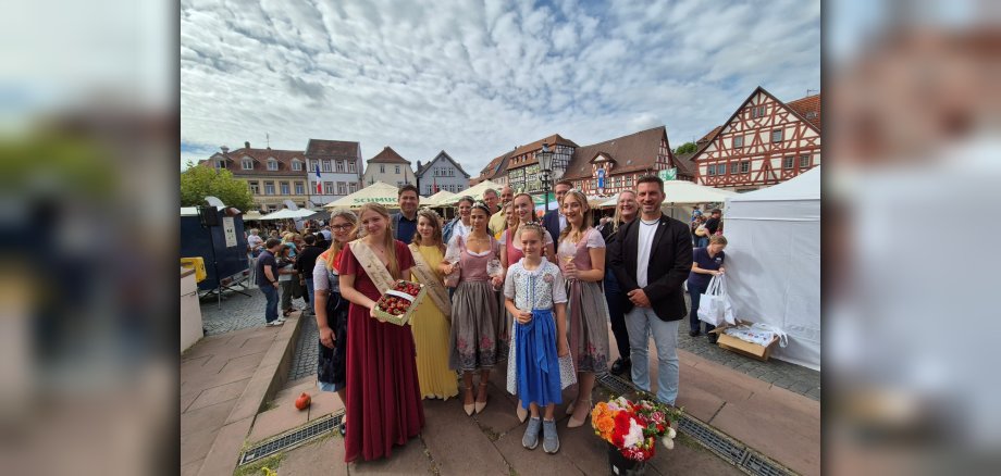 Bürgermeister Kirch mit Produkthoheiten und Vertretern der Politik