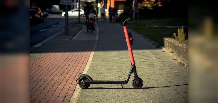 E-Scooter auf Gehweg stehend