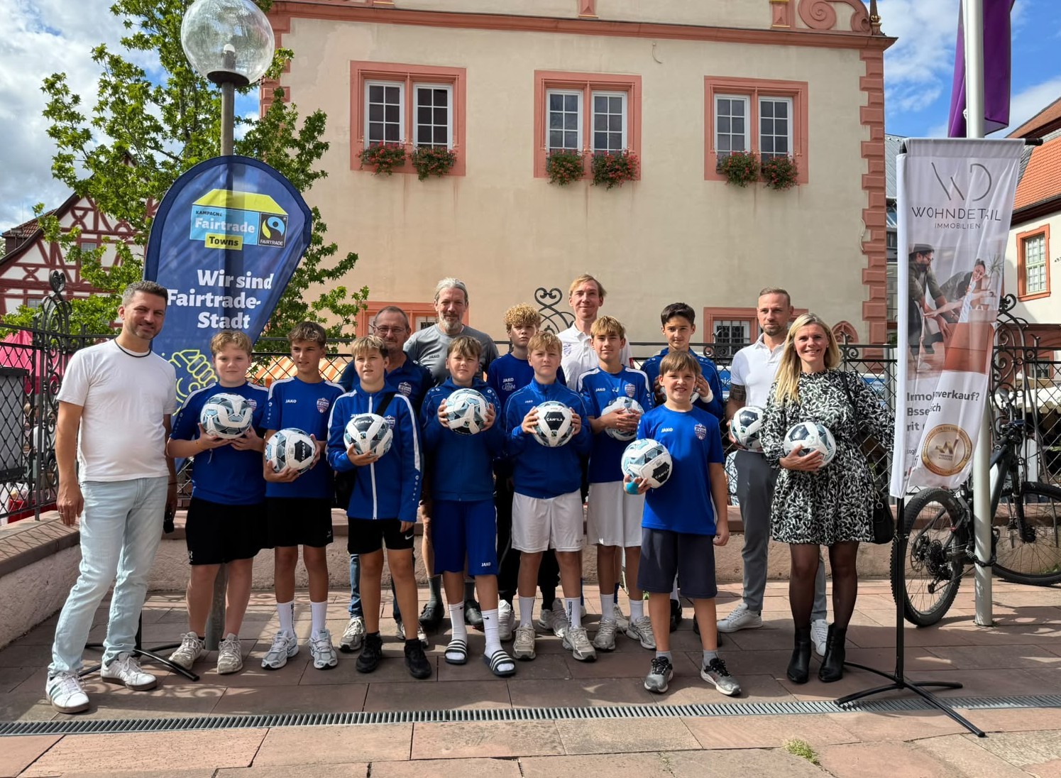 Faire-Bälle-Aktion: Offizielle Übergabe mit Spielern der C-, D- und E-Jugend des JFV 2016 mit den Trainern Ivo Krug und Dirk Bartezko und dem 1. Vorsitzenden Mario Kubik.