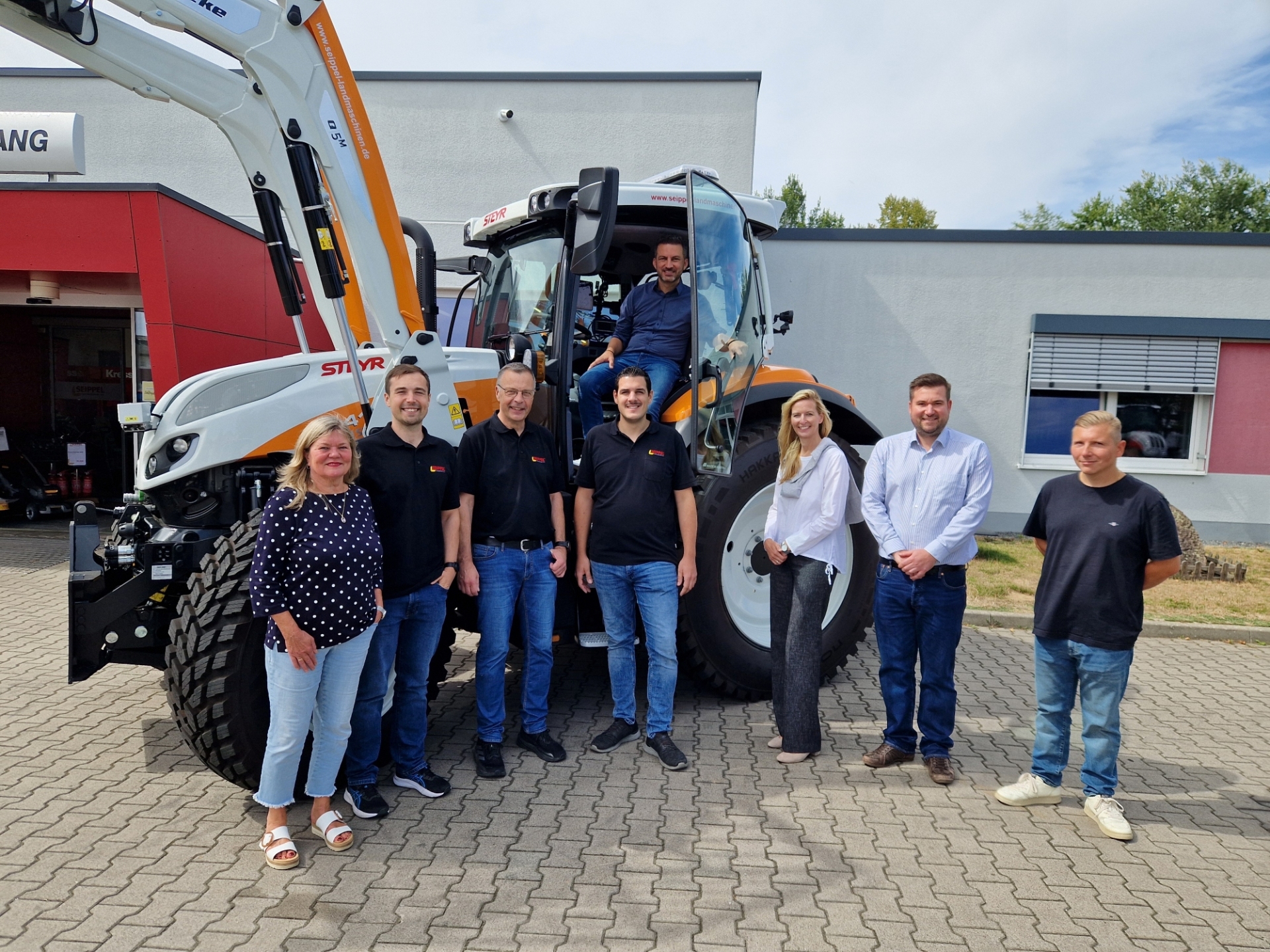 Auf dem Traktor: Bürgermeister René Kirch v. l. n. r. Ursula Münch (Stadträtin), 3 Mitarbeiter der Firma Seippel, Heike Fuhr (Verwaltungsleitung), Alexander Fleck (Leiter des Regiebetriebes Stadtwerke), René Heise (Abteilungsleiter Baubetriebshof) 
