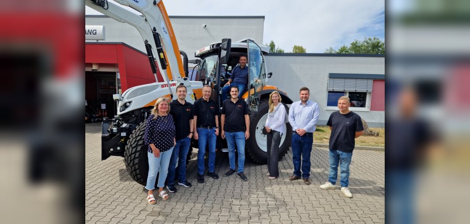 Auf dem Traktor: Bürgermeister René Kirch v. l. n. r. Ursula Münch (Stadträtin), 3 Mitarbeiter der Firma Seippel, Heike Fuhr (Verwaltungsleitung), Alexander Fleck (Leiter des Regiebetriebes Stadtwerke), René Heise (Abteilungsleiter Baubetriebshof)