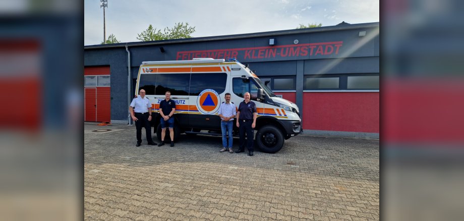 Feuerwehrfahrzeug vor Feuerwehrgebäude