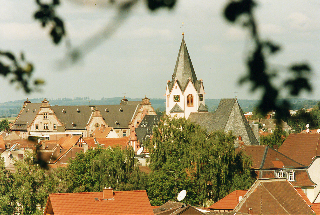 Aussicht auf Dächer der Kernstadt in goldener Herbstsonne