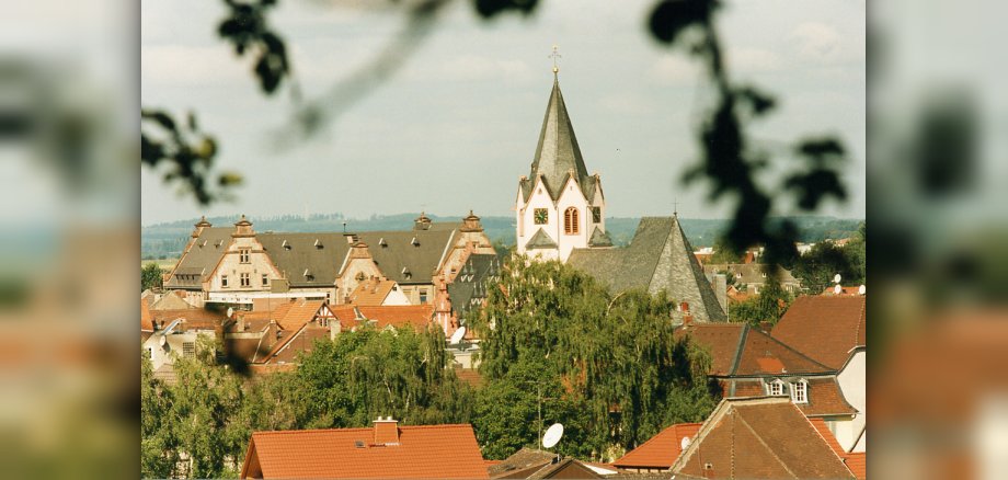 Aussicht auf Dächer der Kernstadt in goldener Herbstsonne
