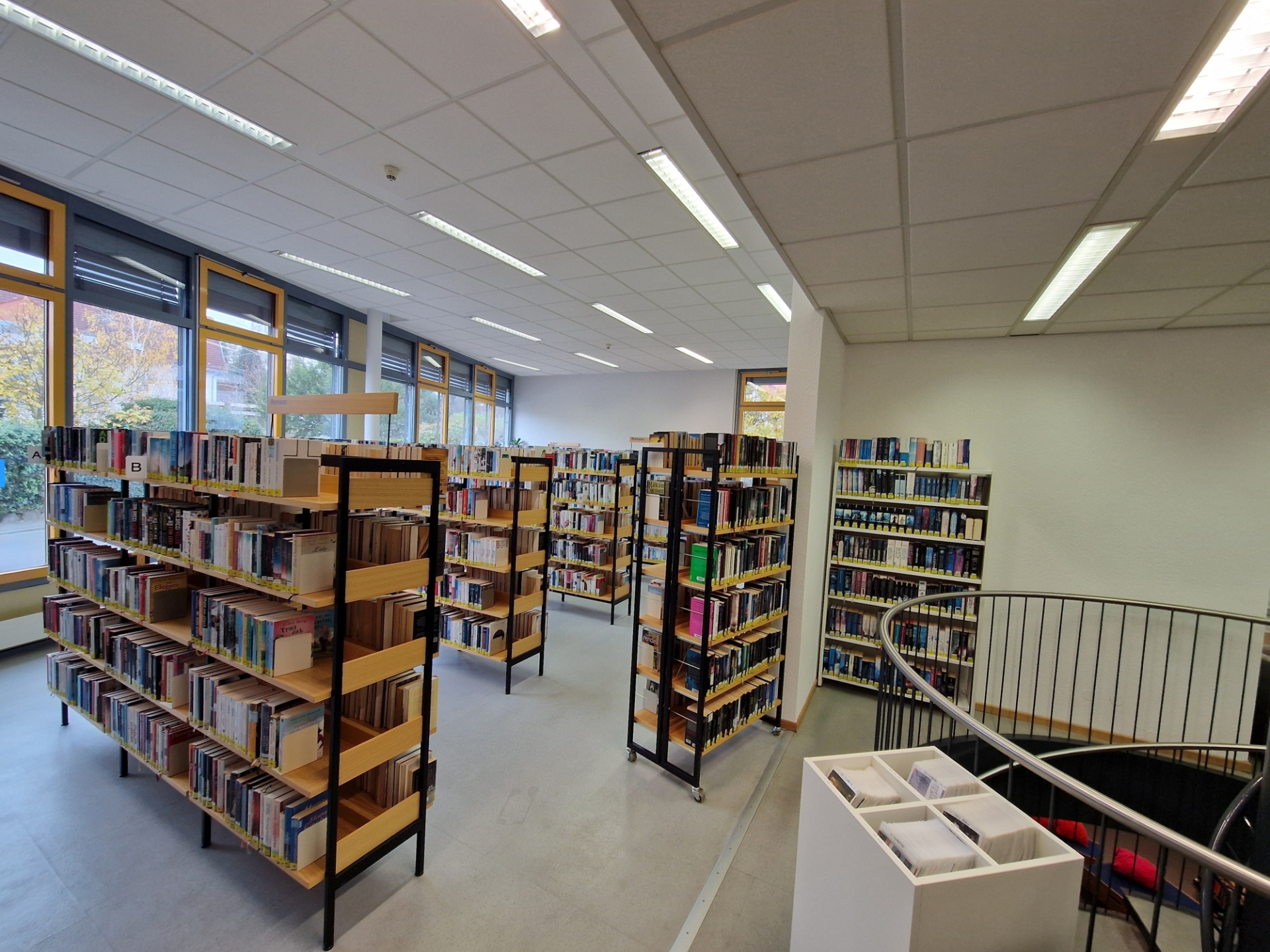 Bücherregale mit Büchern im Inneren der UmStadtBücherei