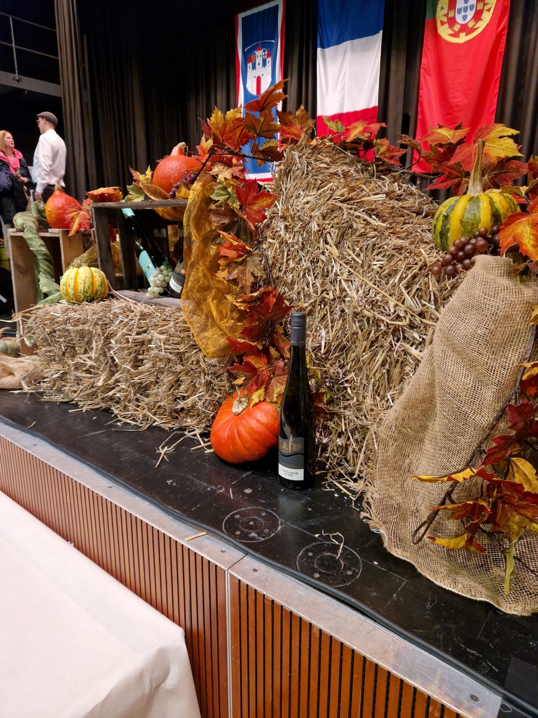 Herbstliche Bühnendekoration