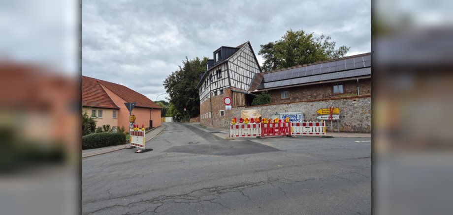Sperrschilder am Eingang zum Raibacher Tal