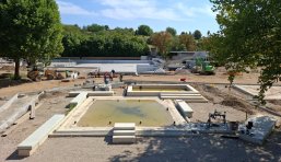 Blick über Kinderbecken zum Mehrzweckbecken