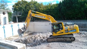 Abbrucharbeiten am Beckenboden. Turm und Beckenstirnwand bleiben stehen Abbrucharbeiten am Beckenboden. Turm und Beckenstirnwand bleiben stehen