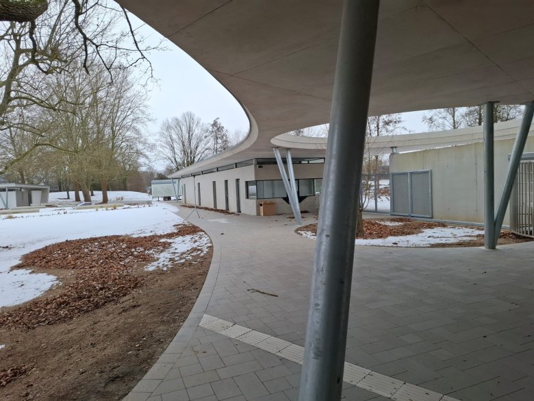 Blick zum Eingang des Freibades