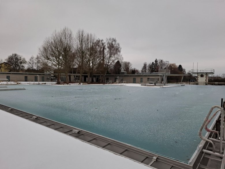 Gefrorene Wasserfläche