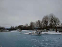 Gefrorene Wasserfläche